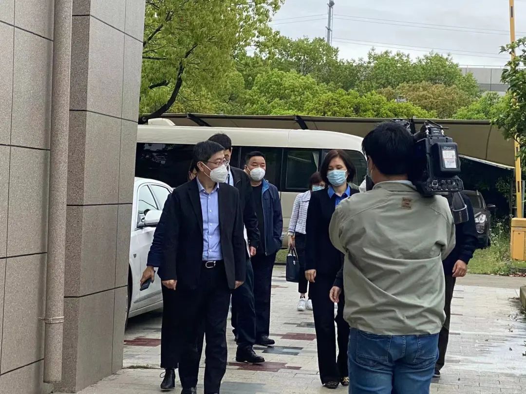 上海市金山區(qū)區(qū)委書記劉健、副區(qū)長曹婕一行到上海度微醫(yī)學檢驗所慰問調(diào)研